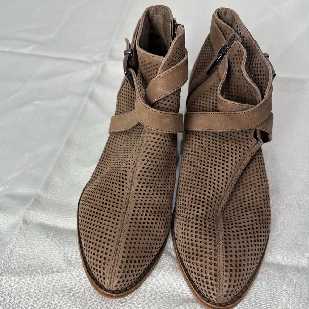 Vince Camuto Tan Booties Size 9